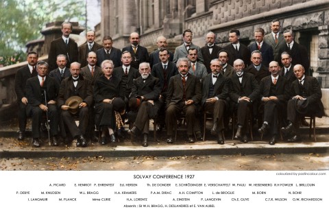 مؤتمر "سولفاي" (solvay) في بروكسل عام 1927، ويظهر في الصورة نوابغ الفيزياء في النصف الأوّل من القرن العشرين.